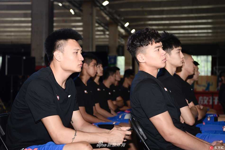 技巧训练环节，教练组悉心指导，球员们围成一圈，专注地聆听着每一个战术细节，篮球在他们手中仿佛被赋予了生命，即将在对抗赛中绽放光彩。