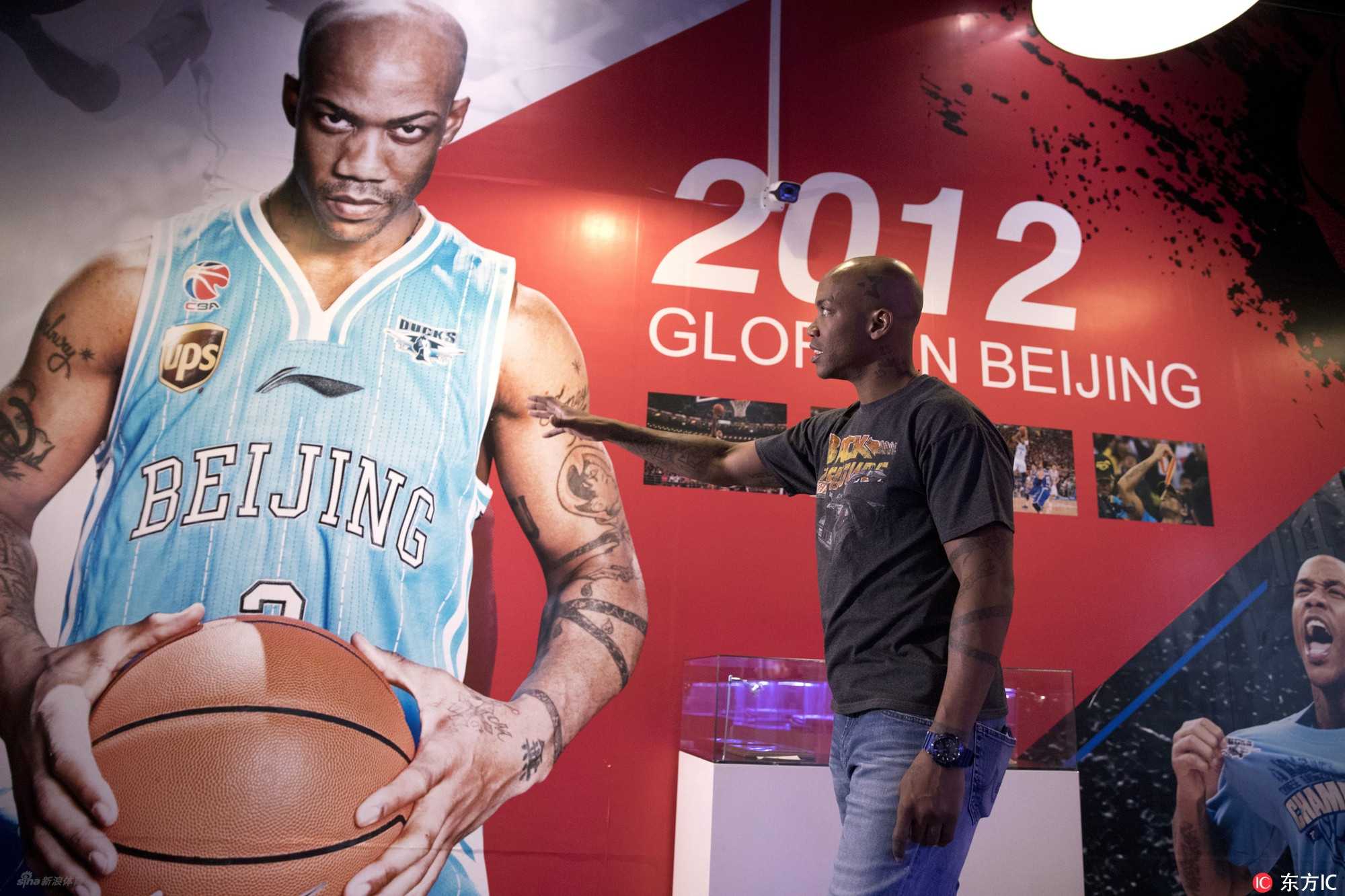 博物馆内悬挂着马布里的巨幅黑白肖像，肖像中的他目光如炬，仿佛在凝视着自己在这座城市留下的每一个辉煌脚印。