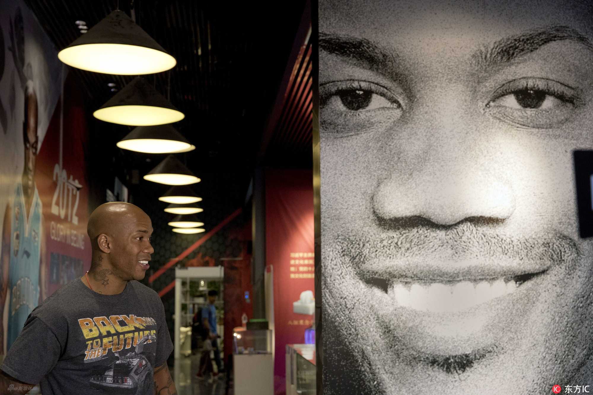 面对镜头，马布里眼神坚定且严肃，这位即将四十岁的老将正在认真诉说着对未来规划的思考，以及对北京篮球深沉的责任感。