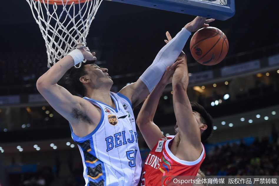 北京队射手王骁辉在三分线外手起刀落，篮球划过一道完美弧线直钻网心，瞬间点燃了主场球迷的热情。