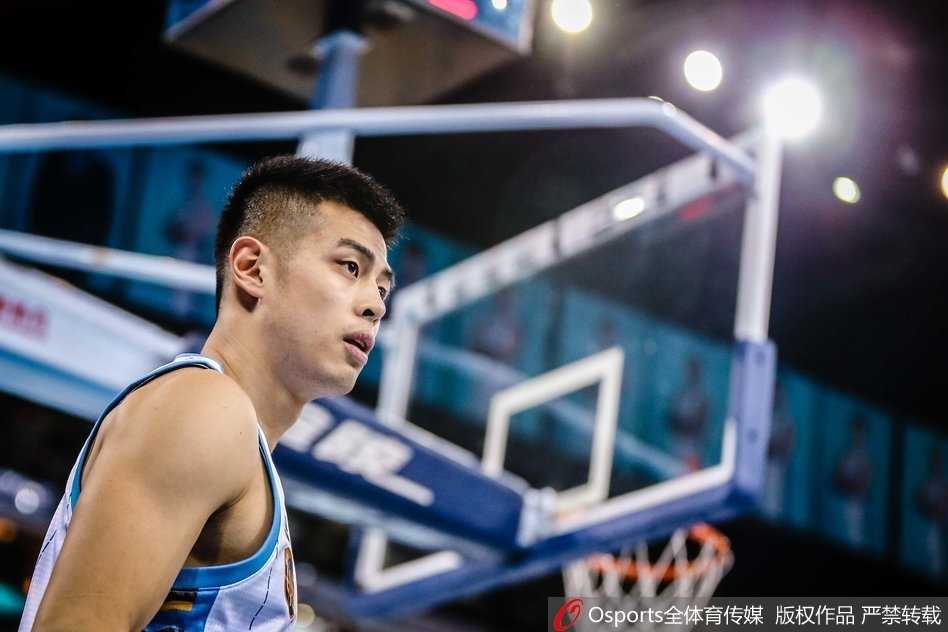 小外援杰克逊面对防守从容组织，他用手术刀般的传球撕开吉林防线，本场他砍下三双数据，用全能表现盘活了整支球队。