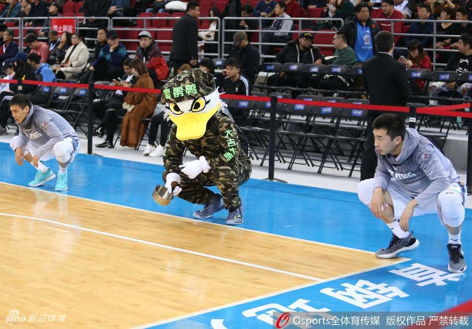 趁着暂停时间，霹雳鸭突然趴在场边的地板上，双手托腮，装作一名正在聚精会神观看战术布置的“编外球员”，两条鸭掌在后面悠闲地晃动着，逗乐了身后的替补席。