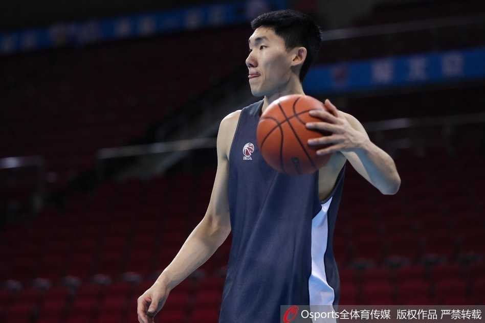 队医在一旁紧盯着刘晓宇的每一次落地，而他只是轻轻摆了摆手，仿佛在说‘我没事’。拉伸中的肌肉线条紧绷着，那是两个月卧床养伤后，身体对重返赛场最原始的渴望。