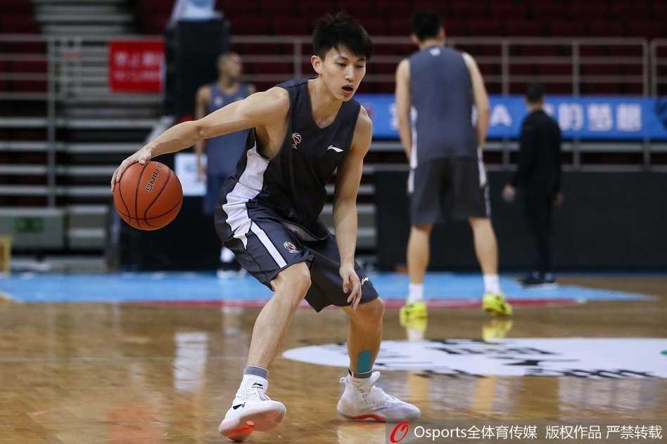 热身跑圈时，刘晓宇的步伐并不像以往那般轻盈如风，反而带着一丝试探性的谨慎。但他嘴角那一抹淡淡的微笑，仿佛在告诉所有关心他的人：那个能撕裂防线的突破手，正在回来的路上。