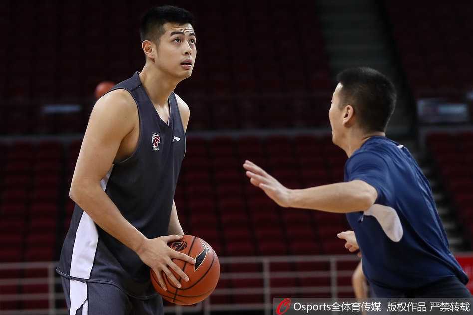 在午后的阳光下，刘晓宇的眼神专注而坚定，汗水浸湿了训练服，每一次运球后的急停跳投，都在向教练组证明那只肿胀的脚踝已经成为了过去式。