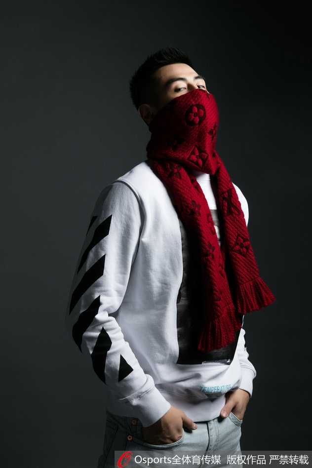 方硕侧身站立，光影交错勾勒出他挺拔的身形轮廓，整体画面充满时尚大片的质感。