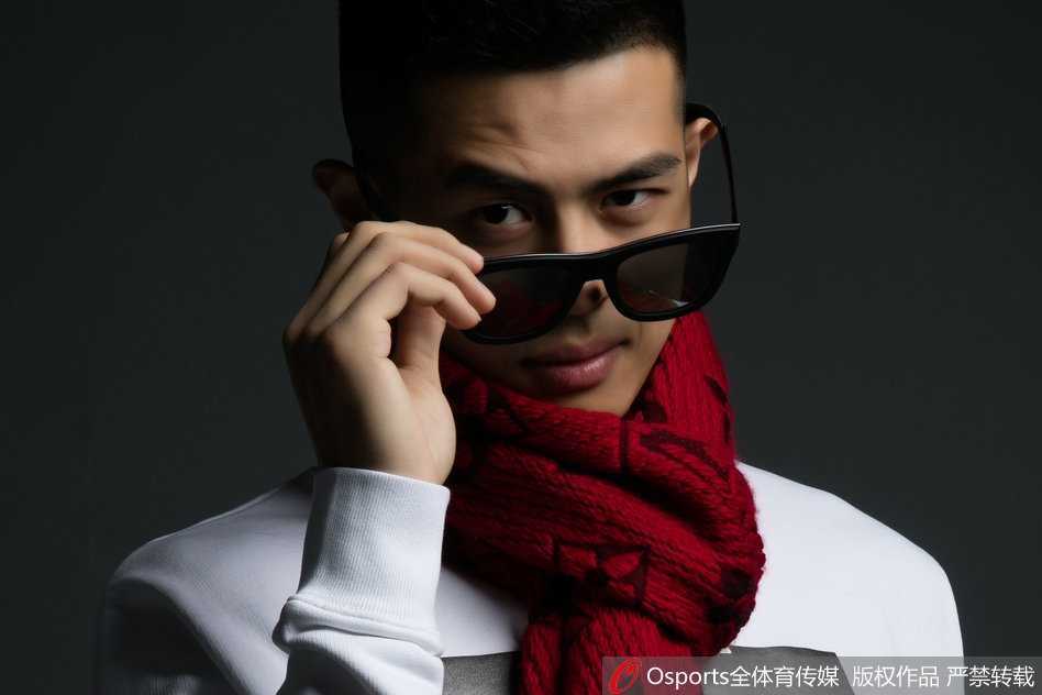 方硕眼神坚毅直视镜头，身穿深色高领衫，展现球场指挥官般的沉稳与自信。
