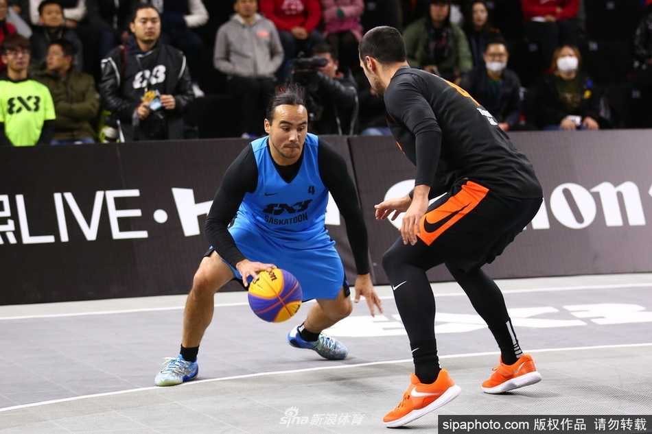 京城之夜诞生新王:塞尔维亚泽蒙队绝杀称霸三篮总决赛 随着德拉戈维奇的绝杀球空心入网,整个泽蒙队陷入疯狂,多名球员激动地冲向场地中央紧紧拥抱在一起,他们的怒吼与身后错愕的诺维萨德队球员形成鲜明对比。