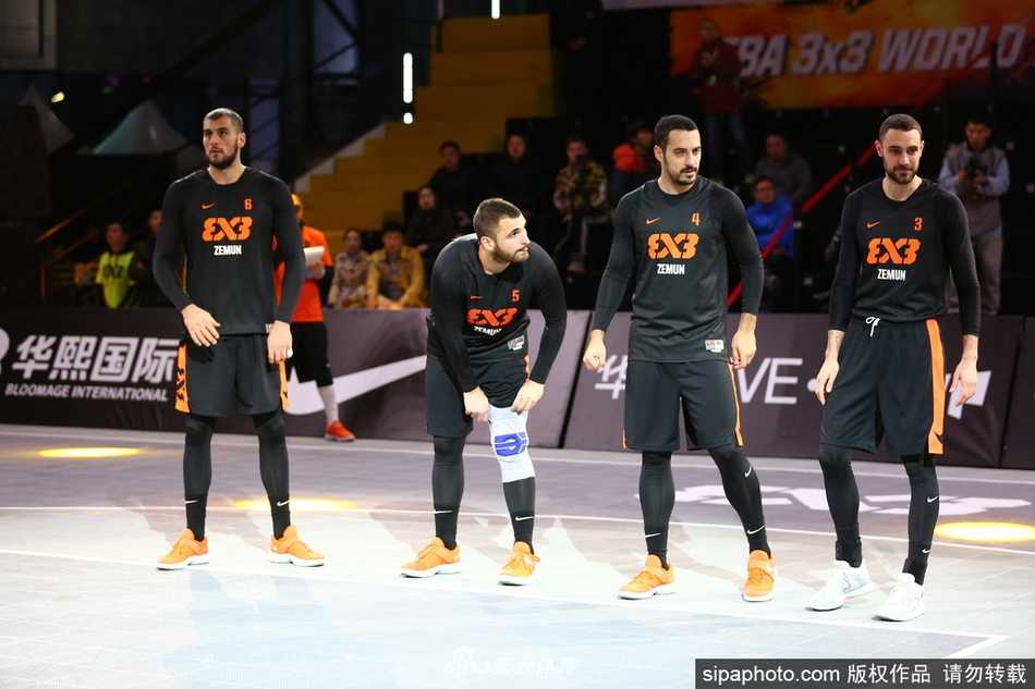 京城之夜诞生新王:塞尔维亚泽蒙队绝杀称霸三篮总决赛 比赛间隙,华熙LIVE吉祥物“猫五”憨态可掬地出现在场边,它滑稽的动作瞬间点燃了观众席的欢乐气氛,许多小朋友忍不住伸手与它击掌互动。