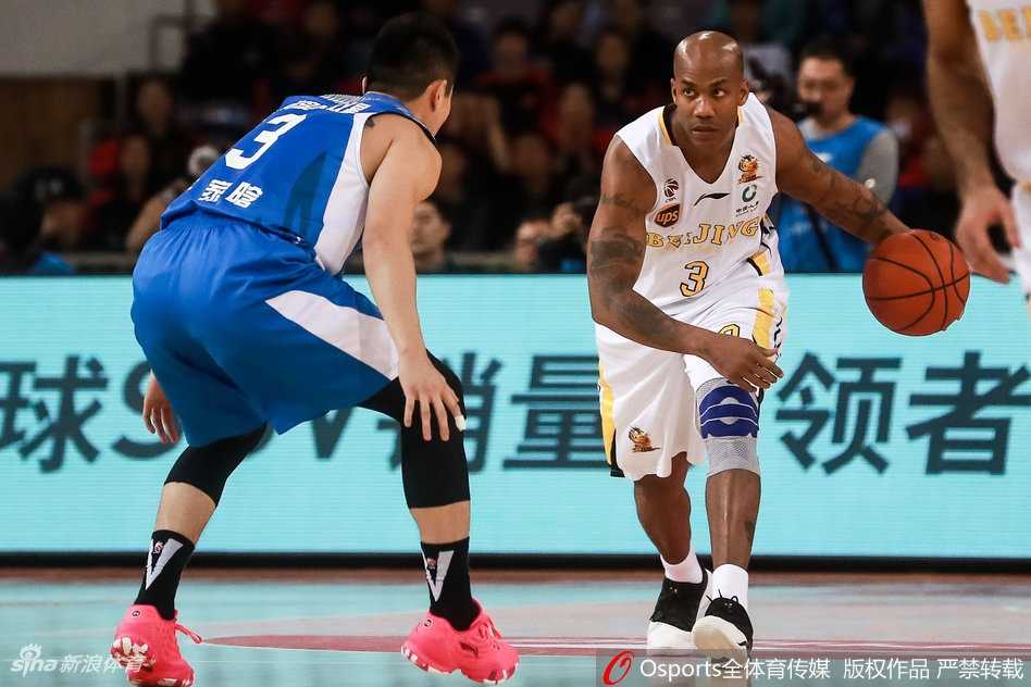 京城之夜:马布里率三外援狂砍68分,北控主场击退青岛收获连胜 兰多夫高高跃起,在对手头顶摘下篮板,犹如白魔兽般统治禁区,双臂青筋暴起彰显力量。