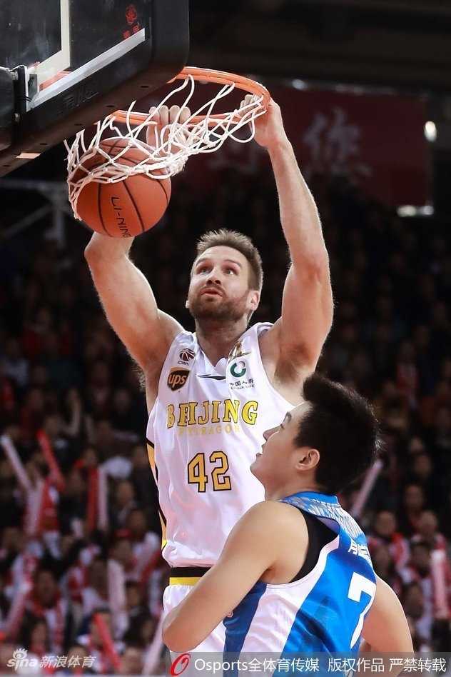 京城之夜:马布里率三外援狂砍68分,北控主场击退青岛收获连胜 兰多夫迎着防守人强行出手,篮球在空中划出弧线,在他身前是对手无奈封盖的手掌。