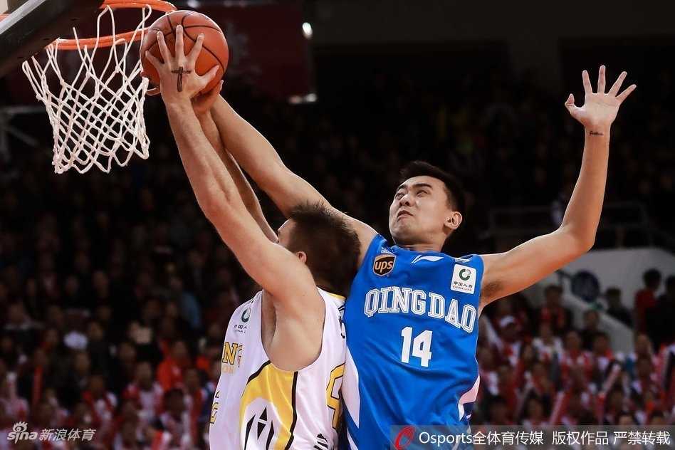 京城之夜:马布里率三外援狂砍68分,北控主场击退青岛收获连胜 马布里运球推进,抬头观察队友跑位,老将的沉稳与智慧在这一刻凝成一幅油画。