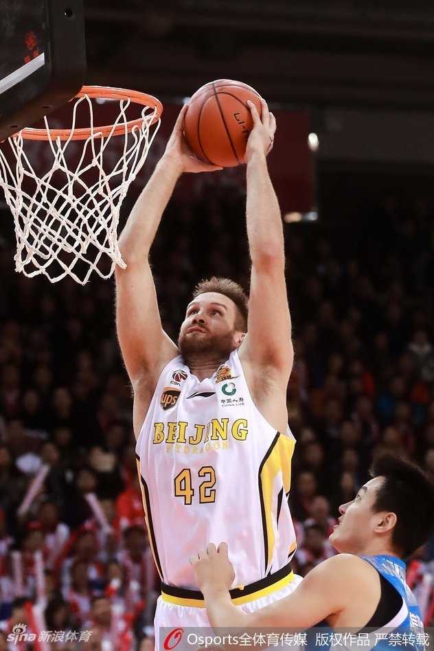 京城之夜:马布里率三外援狂砍68分,北控主场击退青岛收获连胜 北控替补席全员起立,挥舞毛巾庆祝得分,每个人脸上都洋溢着胜利的喜悦与团队的热情。