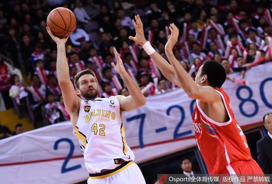 阿巴斯高举双臂霸气庆祝，脸上洋溢着胜利喜悦