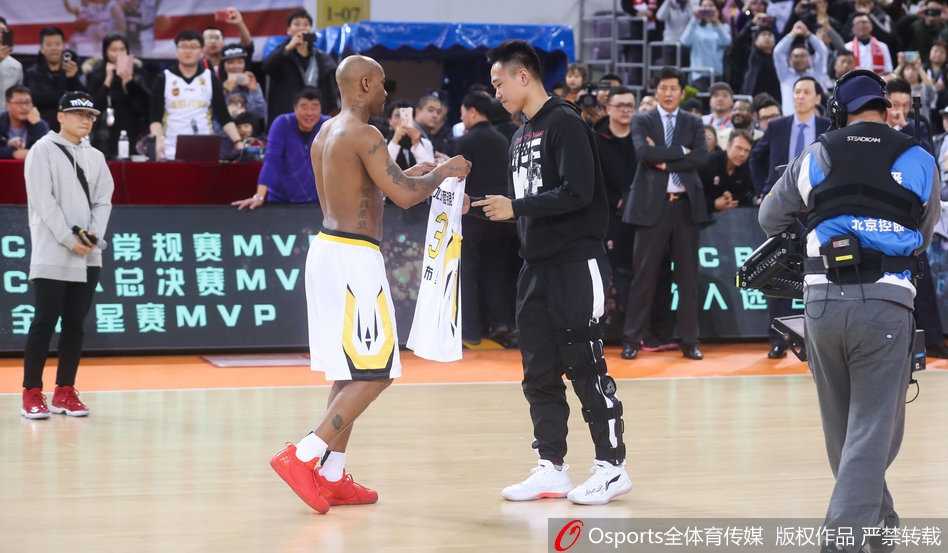 仪式结束后，马布里难掩激动的泪水，他用双手捂住脸颊试图平复心情，身边的队友和工作人员纷纷上前给予安慰和拥抱，现场气氛温馨而感人至深。