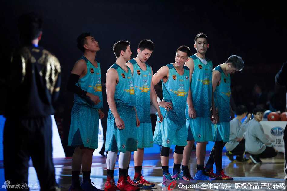 广厦队孙铭徽完成一记势大力沉的双手反扣，身体呈反弓形，力量与美感在这一刻完美融合