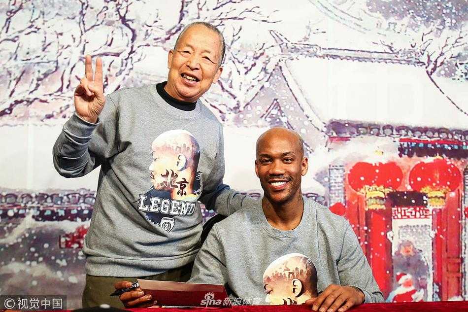 见面会上，马布里俯身为一名小球迷签名，孩子的眼神专注而虔诚，老马的脸上洋溢着慈父般的微笑