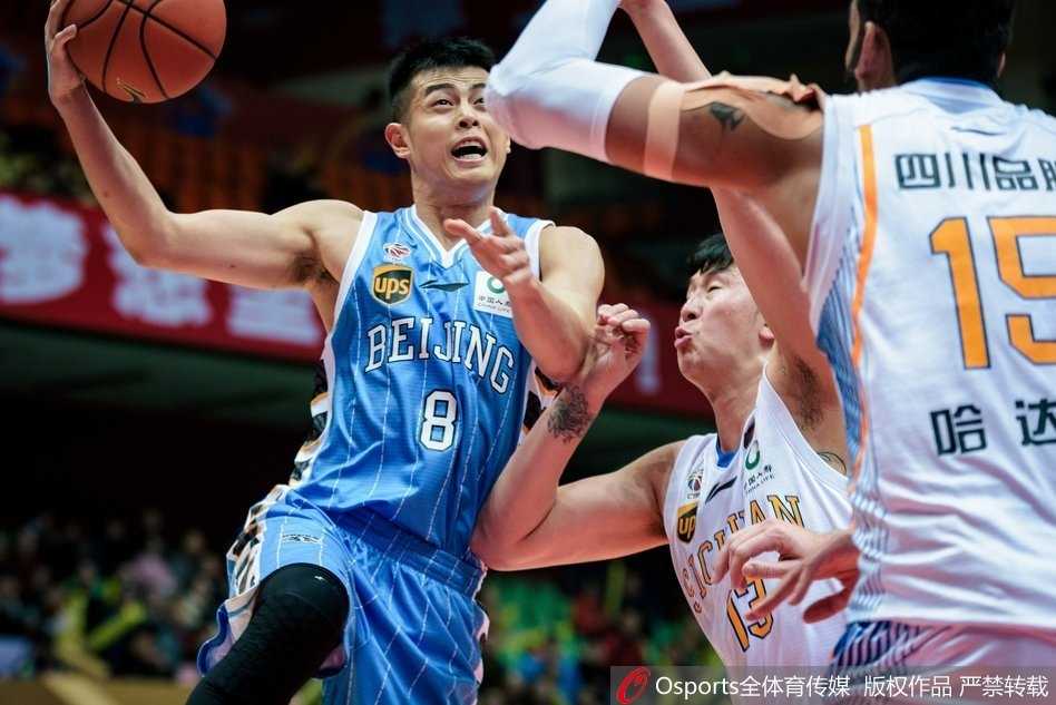 北京队大外援汉密尔顿在末节关键时刻底角出手三分，皮球空心入网，他握拳怒吼庆祝这记关键进球