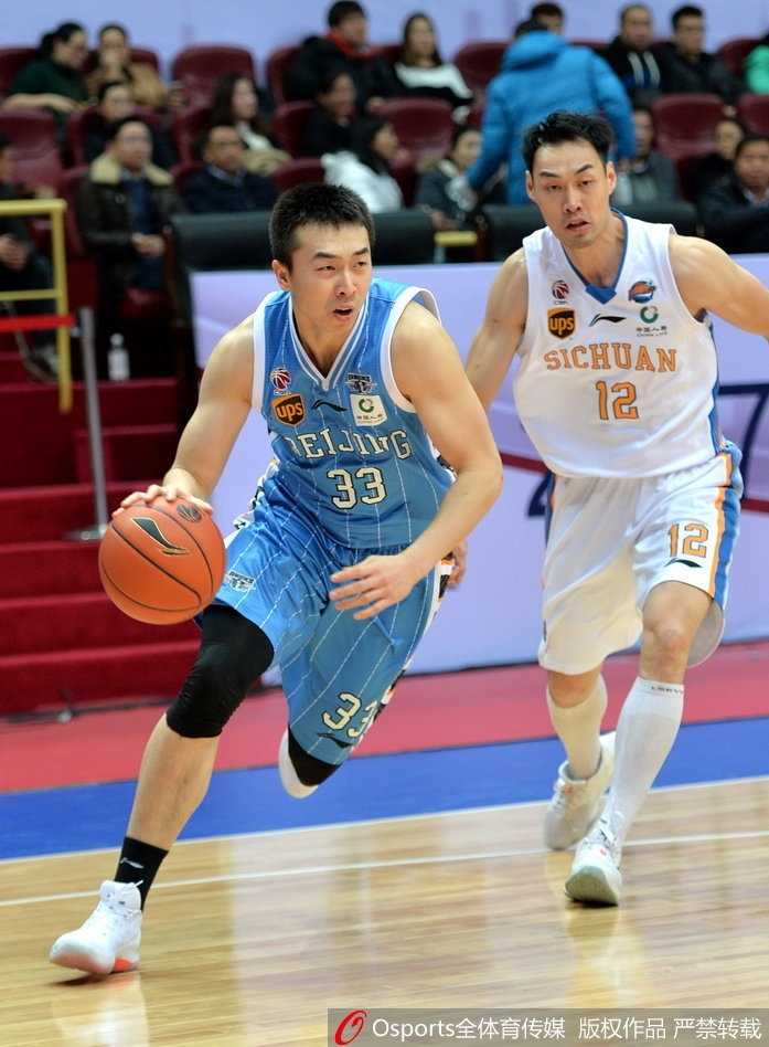 北京队球员方硕运球快速推进发动反击，四川队球员奋力回追，场上攻防转换速度极快