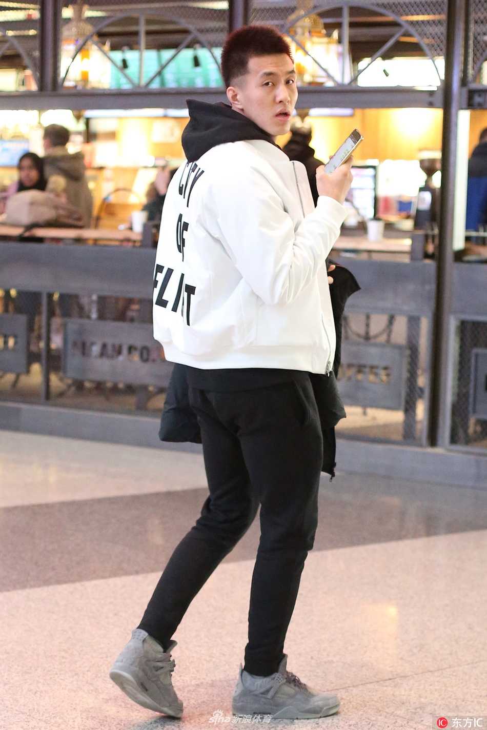 画面定格在两人走向机场出口的时刻，郭艾伦始终守护在女友身旁，那杯未曾离手的咖啡和披在肩上的外套，不仅是抵御寒冷的工具，更是他对这份感情最实在、最温暖的承诺。