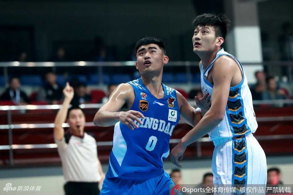 高尚持球强行突破北京队的防线，脸上写满了不甘与对胜利的渴望