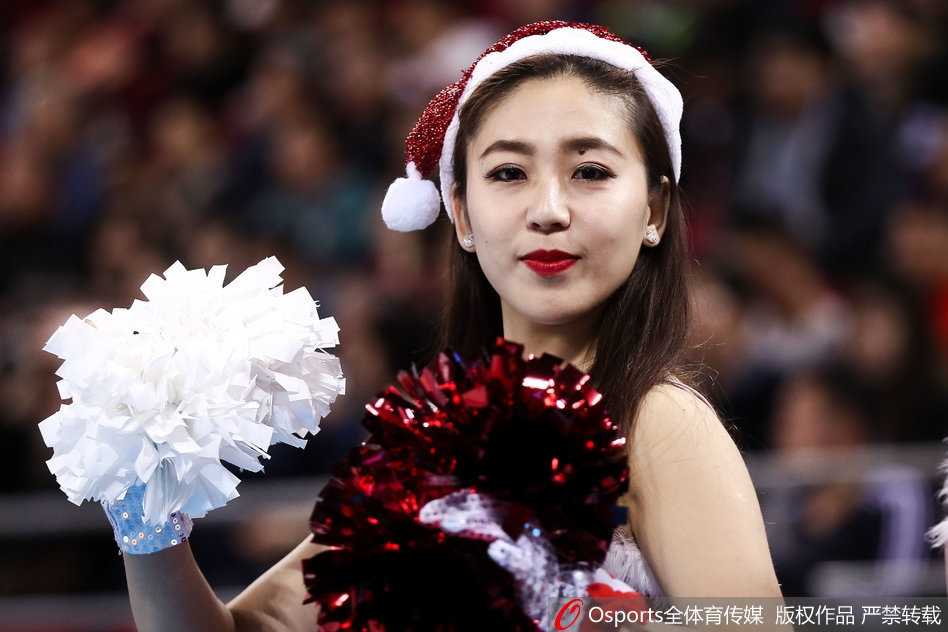 聚光灯下，一位宝贝正全情投入地舞动，即使是一个简单的托腮动作也充满了俏皮与活力，身后的队友虚化成斑斓的光影，仿佛整个舞台都为她们的青春喝彩。