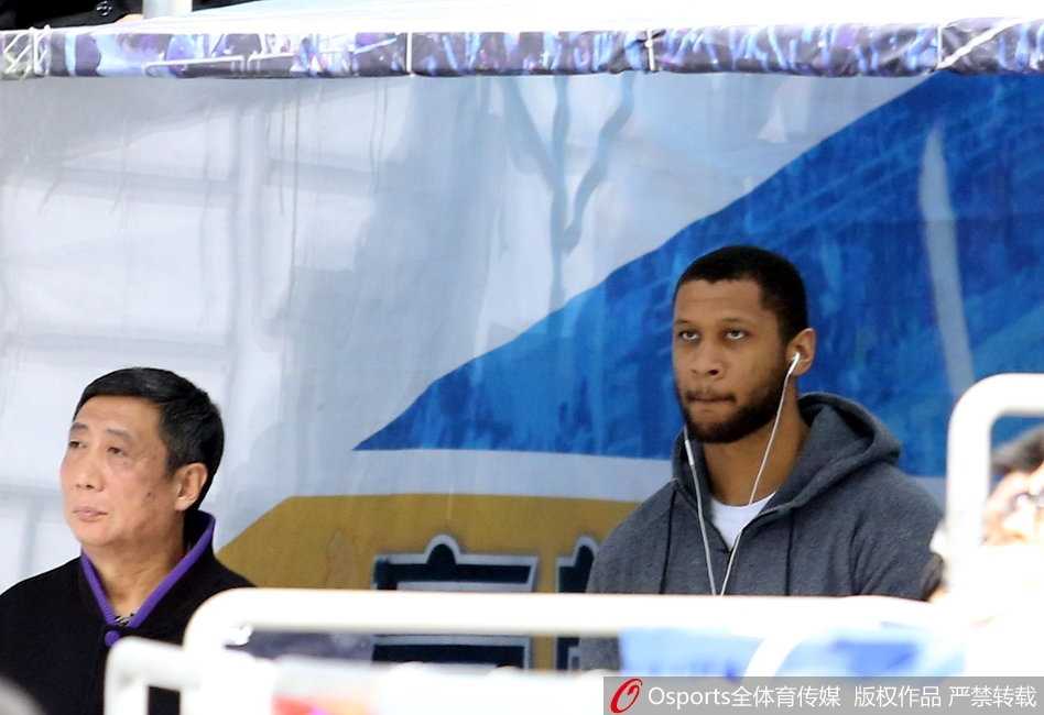 神射手朱彦西在三分线外张手命中，皮球划出完美弧线空心入网，他紧握拳头怒吼一声，这一球浇灭了深圳队反扑的气焰，彰显了冷血杀手本色。