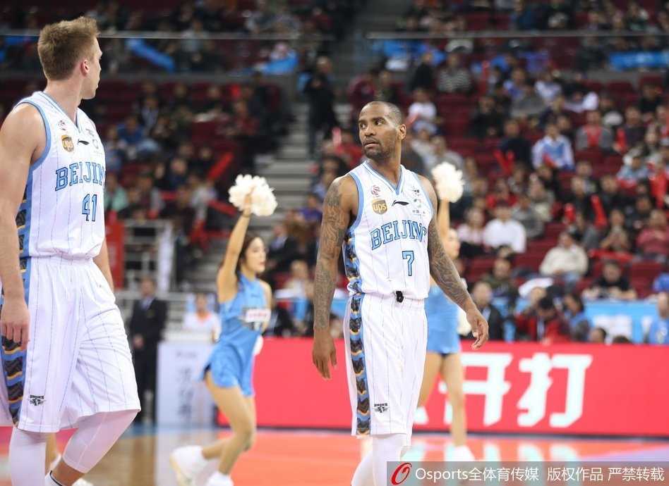 方硕在终场前稳稳两罚全中，他紧握双拳目光如炬，与上前庆祝的队友杰克逊用力击掌，这一刻的激情释放属于顽强的北京男篮。