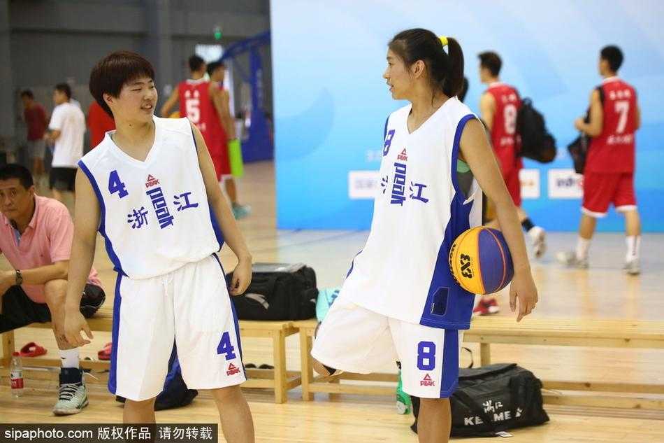 山东女队夺冠瞬间，几名队员紧紧相拥，汗水与喜悦的泪水交织在一起，背后的巨大比分牌定格在18比17的荣耀时刻。