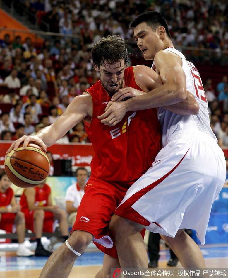 比赛结束后，姚明挥手向全场支持到最后的球迷致意，他的眼中饱含深情与不甘，这一刻既是告别，也是对中国篮球未来的期许。