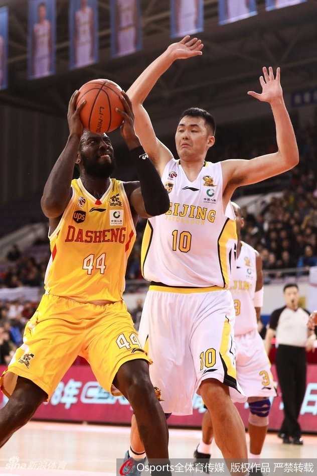 帕戈人球合一穿透北控整条防线，滞空拉杆躲过封盖的瞬间，身体在空中拧成一张弓，虽然客场作战却打出了巨星的风采