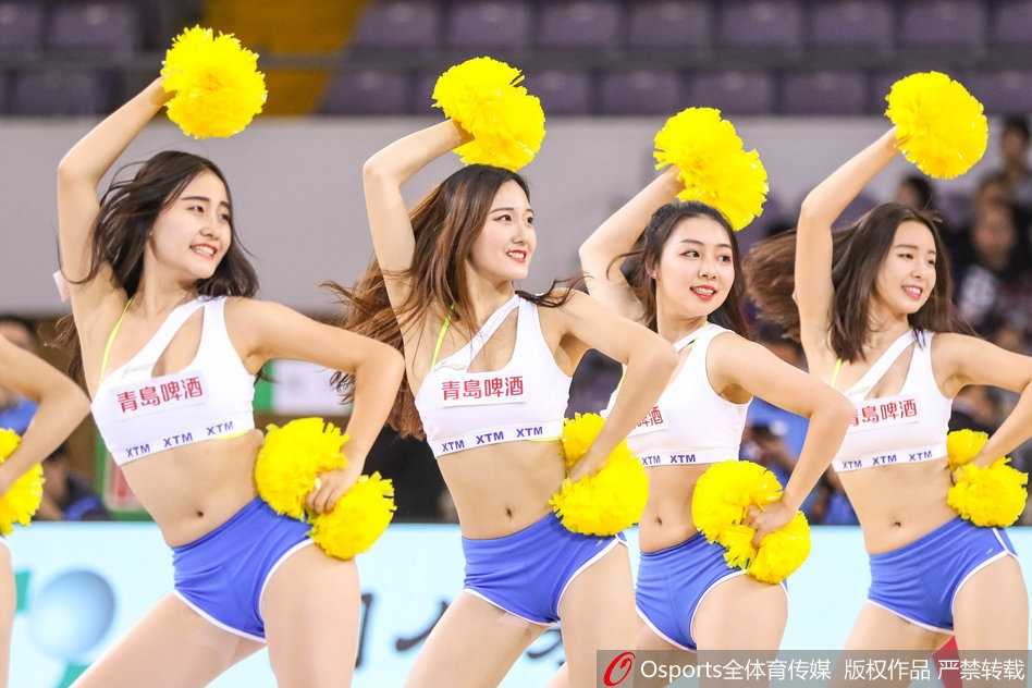 在炫目的舞台灯光下，六位篮球宝贝摆出酷炫造型，金色的演出服闪耀全场