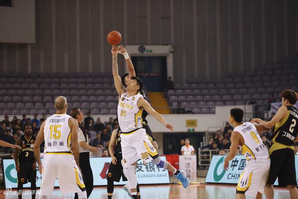 京城夜斗,MVP薪火相传:北控险胜山东演绎传奇对话 北控主场座无虚席,球迷们高举标语,共同见证这场属于CBA的经典MVP对决。