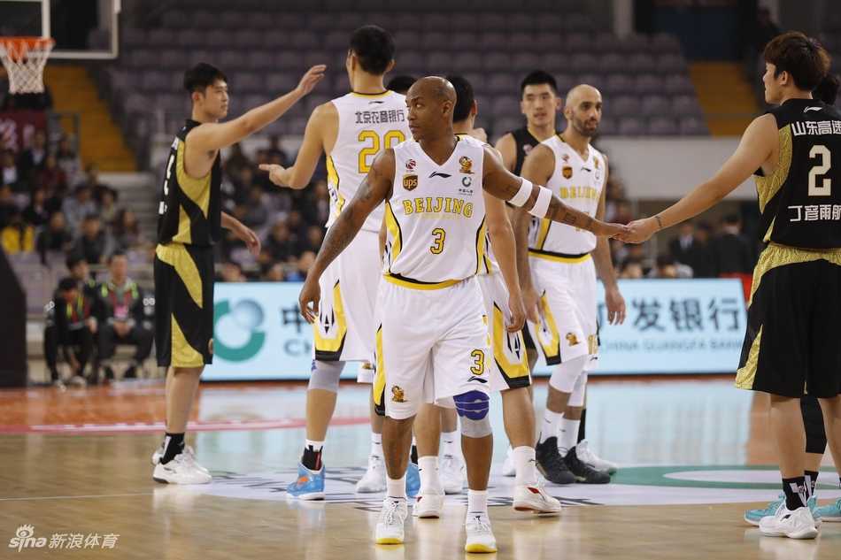 京城夜斗,MVP薪火相传:北控险胜山东演绎传奇对话 北控外援兰多夫在内线翻江倒海,用强硬的背打为球队凿开胜利之路。