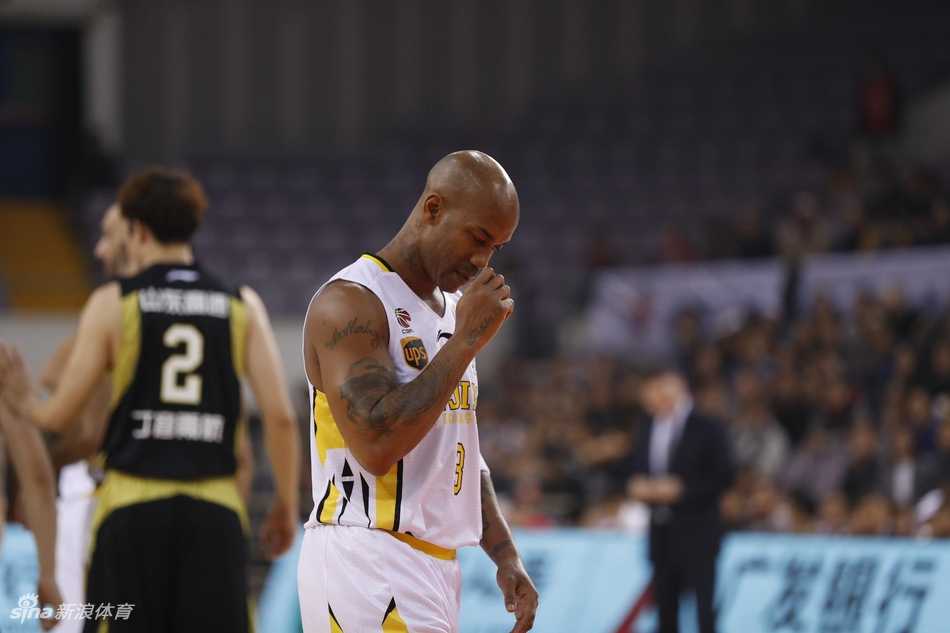 京城夜斗,MVP薪火相传:北控险胜山东演绎传奇对话 丁彦雨航高高跃起,在空中舒展身体完成一记势大力沉的单手劈扣,引爆全场。