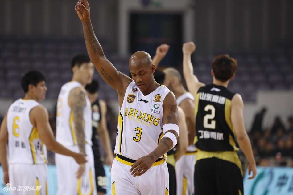 京城夜斗,MVP薪火相传:北控险胜山东演绎传奇对话 马布里与丁彦雨航在场上互相致意,新老两代MVP的双手紧握,完成了篮球火种的交接。