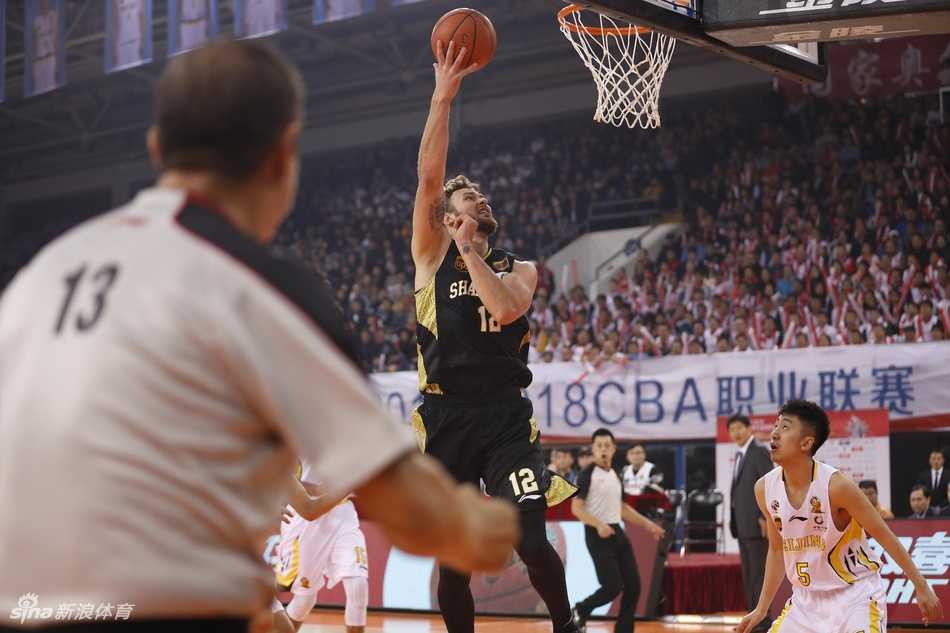 京城夜斗,MVP薪火相传:北控险胜山东演绎传奇对话 马布里持球推进,犹如一位经验老道的指挥官,在年轻人主导的战场上从容布局。