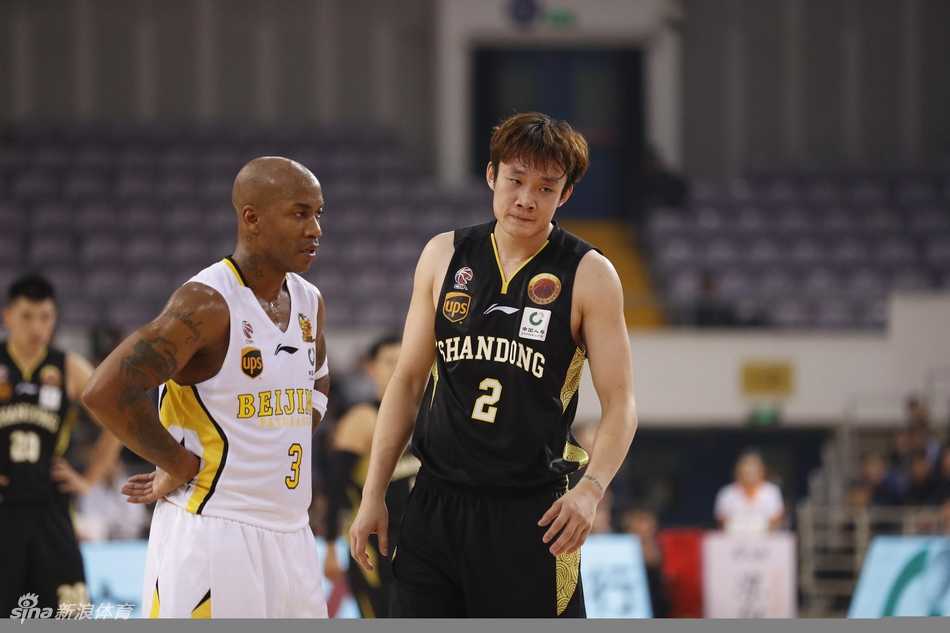 京城夜斗,MVP薪火相传:北控险胜山东演绎传奇对话 丁彦雨航眼神如炬,持球面对北控防线,浑身散发着国产MVP的锐利锋芒。