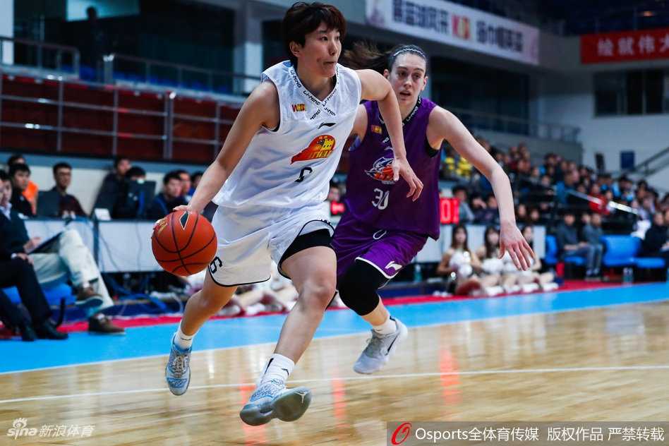 进球后的北京队球员激情相拥，汗水与笑容交织，此刻的喜悦是对整场鏖战最好的犒赏。