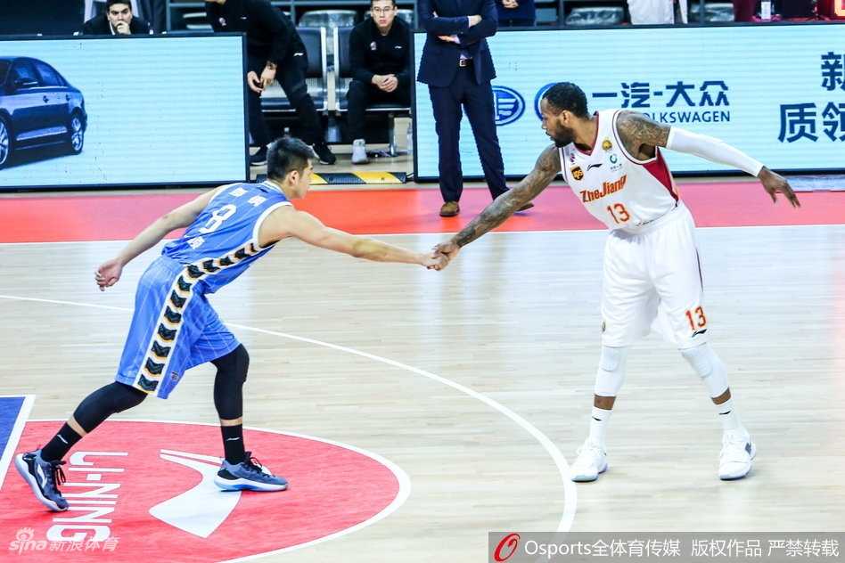 终场哨响，北京队球员们激动地拥抱在一起，庆祝这场来之不易的客场胜利，他们的拼搏精神令人动容。