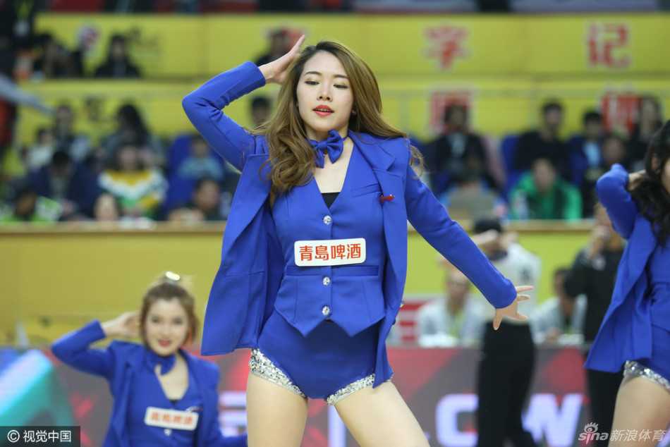 一位篮球宝贝在表演中长发飞扬，动感的瞬间被镜头捕捉，展现出力与美的完美结合。