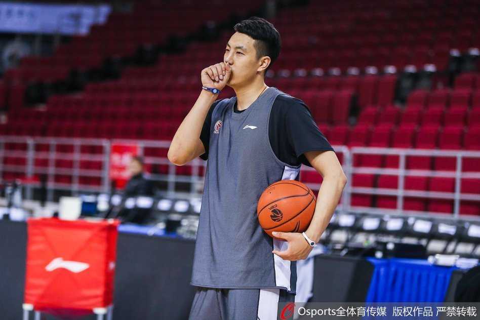 京城寒冬汗水铸利刃·汉密尔顿领衔首钢冲刺季后赛 队友们在场边休息,汉密尔顿却仍在另一侧加练投篮,孤独的身影与明亮的场馆构成一幅关于热爱与坚持的画面