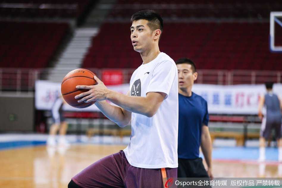 京城寒冬汗水铸利刃·汉密尔顿领衔首钢冲刺季后赛 训练间隙,汉密尔顿俯身大口喘气,湿透的背心紧贴脊背,此刻的疲惫正是他在赛场上强硬表现的底气来源