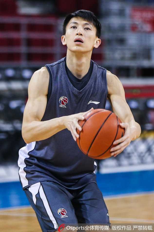 京城寒冬汗水铸利刃·汉密尔顿领衔首钢冲刺季后赛 训练结束后的拉伸放松,汉密尔顿表情略显疲惫但神情坚毅,那被汗水浸湿的发梢,记录着这位外援为北京拼搏的每一刻