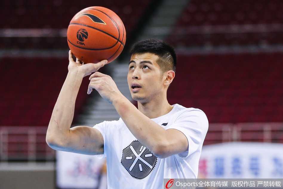 京城寒冬汗水铸利刃·汉密尔顿领衔首钢冲刺季后赛 大汉正在进行持球突破训练,尽管只是队内练习,但他的每一个动作都如同实战般全力以赴,肌肉线条充满力量感