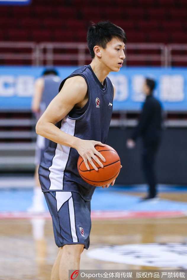 京城寒冬汗水铸利刃·汉密尔顿领衔首钢冲刺季后赛 汉密尔顿在训练馆中咬牙坚持,豆大的汗珠顺着脸颊滑落,专注的眼神透露出他对胜利的极度渴望