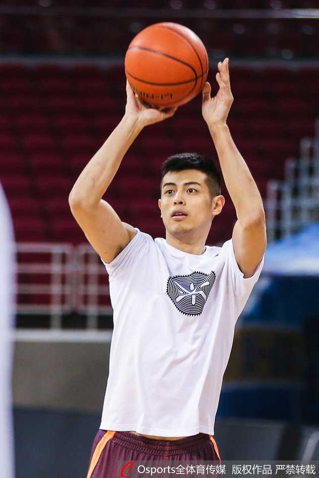 京城寒冬汗水铸利刃·汉密尔顿领衔首钢冲刺季后赛 大汉在体能教练辅助下进行核心力量训练,紧咬的牙关和暴起的青筋,仿佛在与自己进行一场无声的搏斗