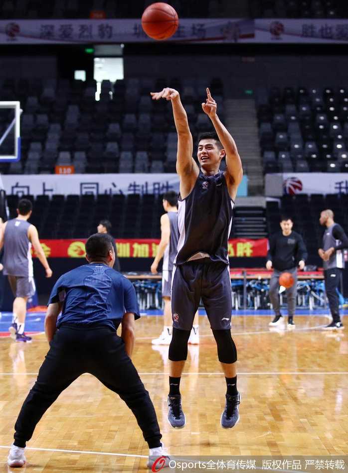 方硕在体能教练的辅助下进行核心力量训练，全身肌肉紧绷，尤其是腹部清晰的肌肉轮廓，完美诠释了“钢筋铁骨”是如何炼成的。