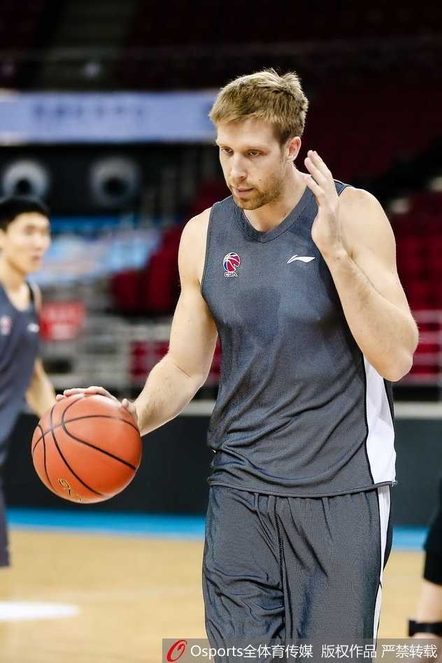 京城寒冬蓄锐待发 刘骁宇率首钢男篮剑指季后赛 训练结束后,刘晓宇面带微笑离场,仿佛已对比赛成竹在胸。