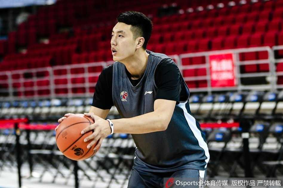 京城寒冬蓄锐待发 刘骁宇率首钢男篮剑指季后赛 热身运动中,刘晓宇神情专注,每一个动作都力求标准到位。